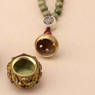 Tibetan Buddhist 108-Bead Green Sandalwood Mala Necklace with Lotus Sachet – Calm Mind & Healing